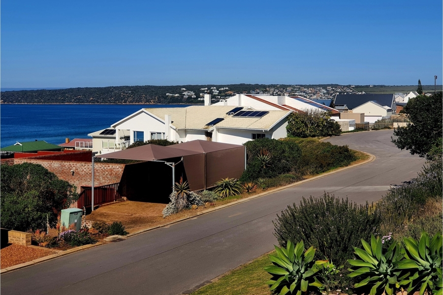 4 Bedroom Property for Sale in Boggomsbaai Western Cape